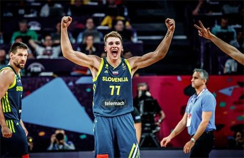 上海市政府向海港赠送冠军贺礼：木雕雄鹰和冠军奖杯刺绣（上海市政府赠海港冠军贺礼：木雕雄鹰与奖杯刺绣）