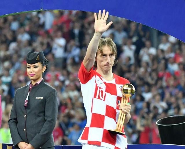 争议裁判再现！德尔塞罗担任巴萨-奥萨苏纳VAR裁判，巴萨球迷坐不住了（德尔塞罗将执掌巴萨vs奥萨苏纳VAR，争议再起引发巴萨球迷不满）