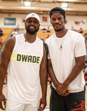 NBA：勇士主场击败灰熊 库里狂砍45分（勇士主场擒灰熊 库里轰下45分）