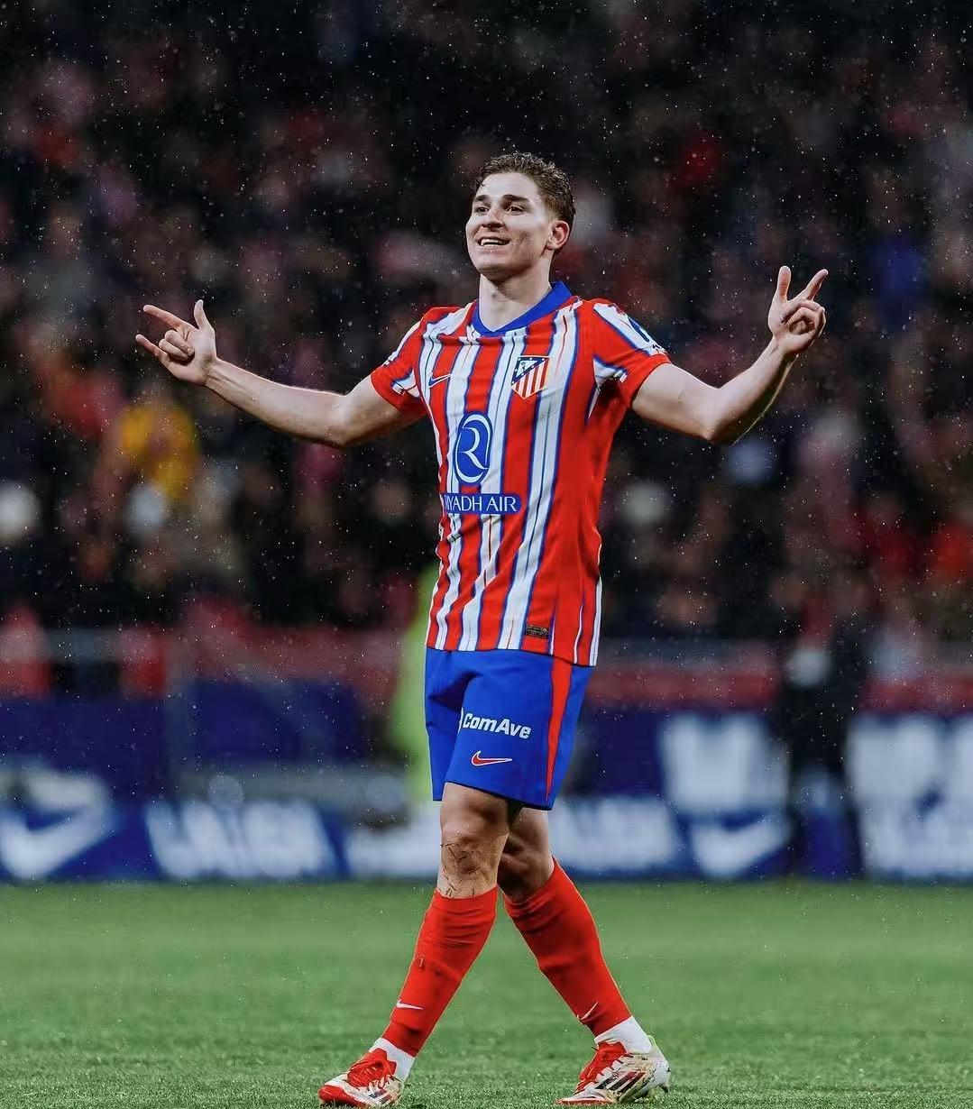 邮报：明年世界杯上下半场中段设强制补水时间，每次三分钟（邮报：明年世界杯将于上下半场中段设三分钟强制补水暂停）