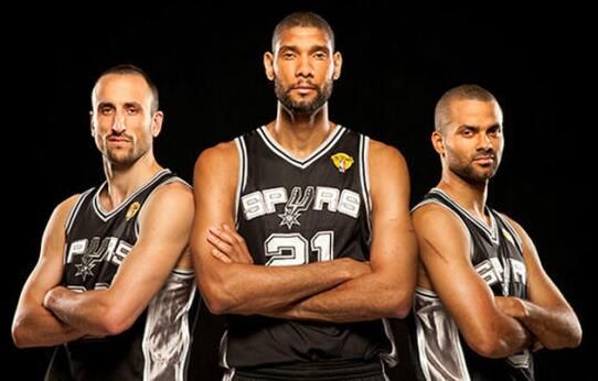 詹姆斯关键时刻稳住节奏（生死时刻詹姆斯掌控比赛节奏）