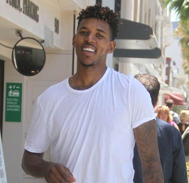 足球国足训练课发生小插曲，球员被逗笑（国足训练课突发趣事，球员忍俊不禁）