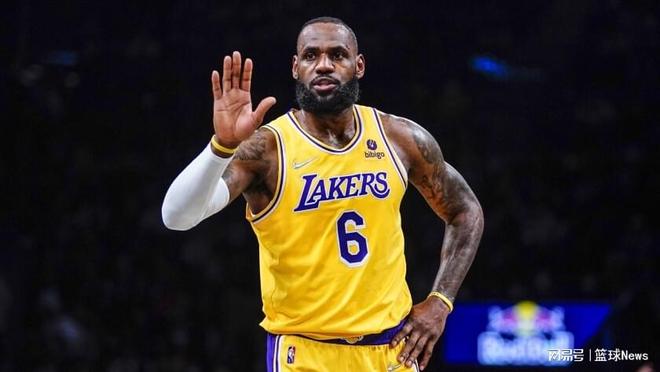 芒特进球后奔向B费，眼神启动诠释默契（芒特破门直奔B费，眼神交流尽显默契）