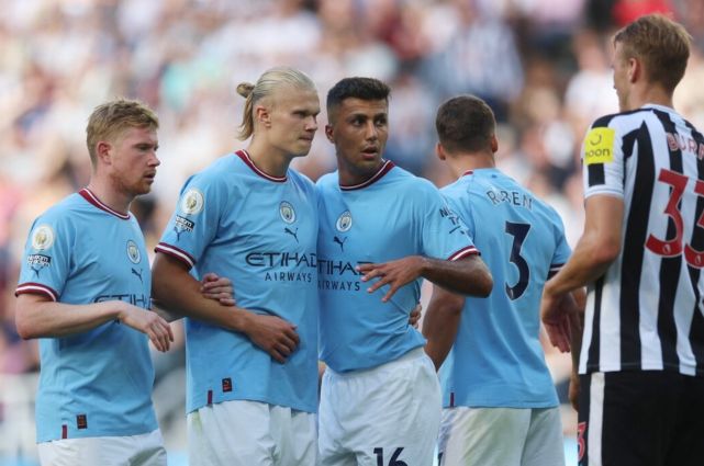 国脚单场进球助球队锁定胜利（国脚建功，球队锁定胜局）