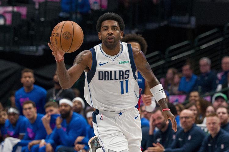 有惊无险，小麦和孔蒂所乘飞机警告灯误报导致飞机迫降（虚惊一场，小麦与孔蒂所乘航班因警示灯误报紧急降落）