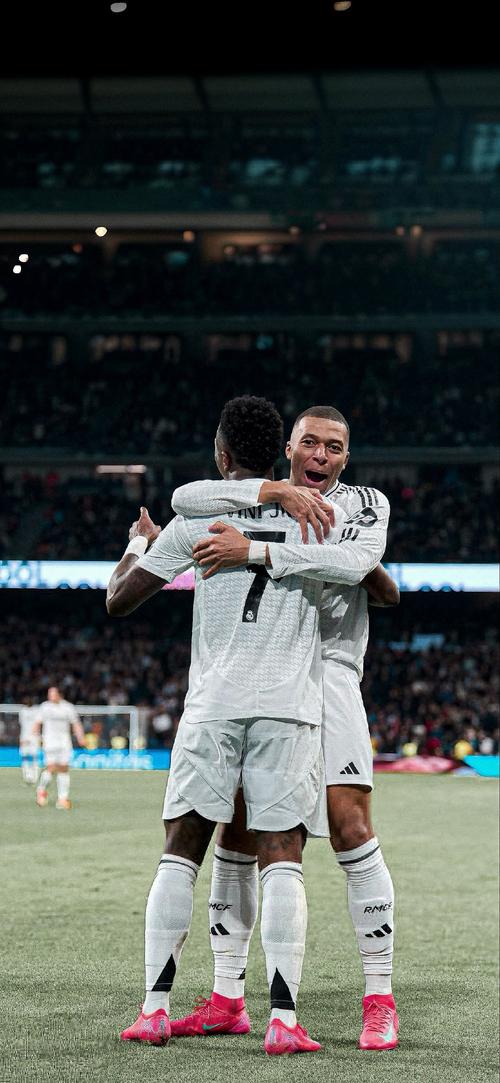 曼联对阵西汉姆联：德利赫特缺席，阿莫林调整阵容迎战（曼联迎战西汉姆：德利赫特缺阵，阿莫林变阵出击）